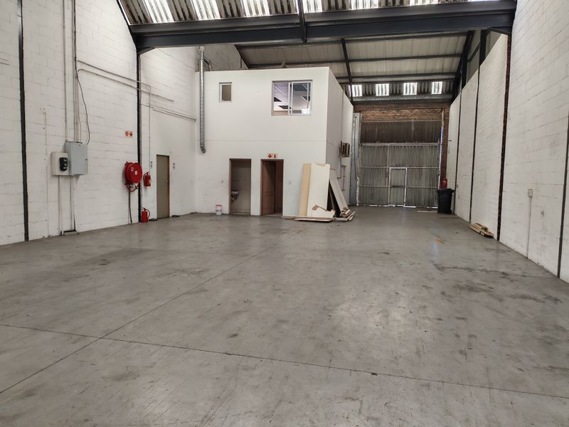 300m2 Warehouse with enclosed Yard/parking Area TO LET in Saxenburg Park, Blackheath. - Photo 8