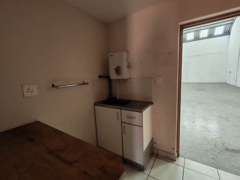 300m2 Warehouse with enclosed Yard/parking Area TO LET in Saxenburg Park, Blackheath. - Photo 7