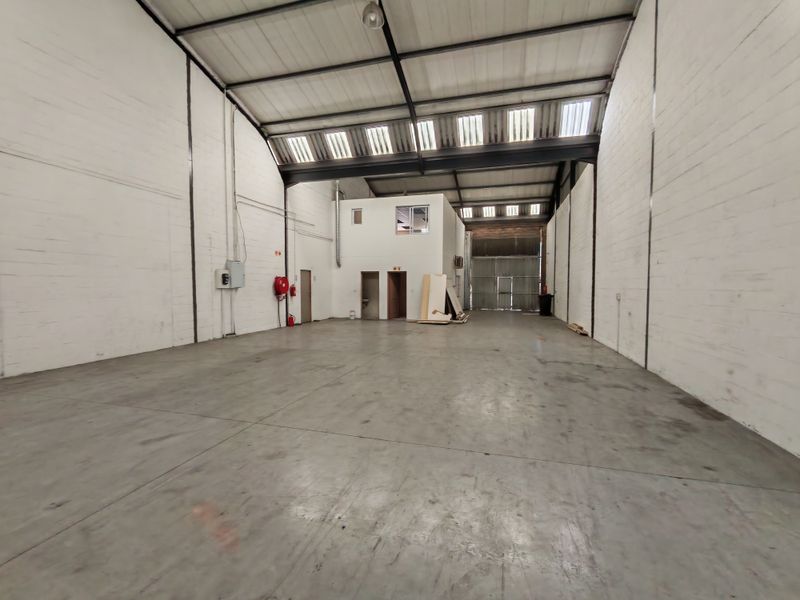 300m2 Warehouse with enclosed Yard/parking Area TO LET in Saxenburg Park, Blackheath. - Photo 3
