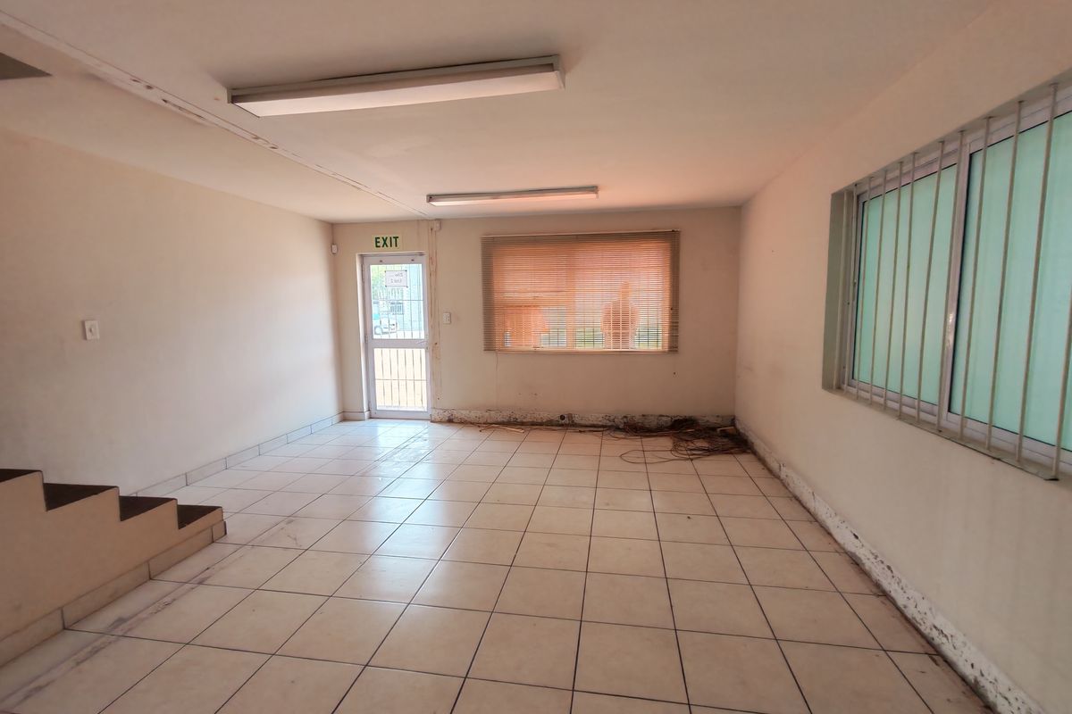 300m2 Warehouse with enclosed Yard/parking Area TO LET in Saxenburg Park, Blackheath. - Photo 5