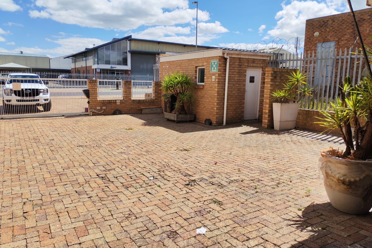 900m2 Warehouse with enclosed Yard/parking Area TO LET in Saxenburg Park 1 - Photo 4