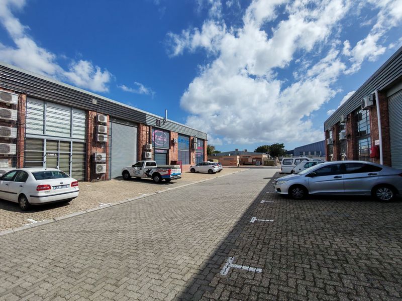 319m2 Warehouse TO LET in Saxenburg Park. - Photo 8