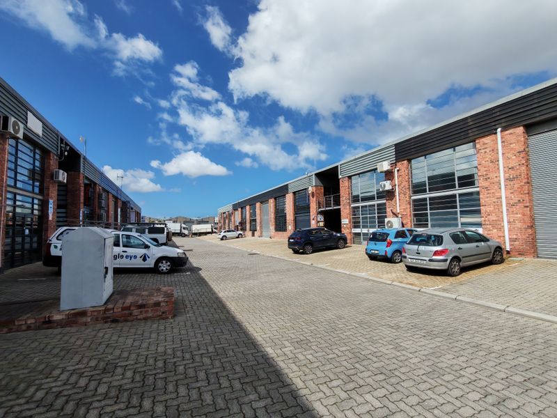 319m2 Warehouse TO LET in Saxenburg Park. - Photo 3