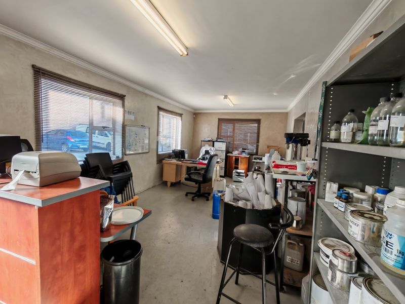 410m2 Warehouse TO LET in the Strand. - Photo 3