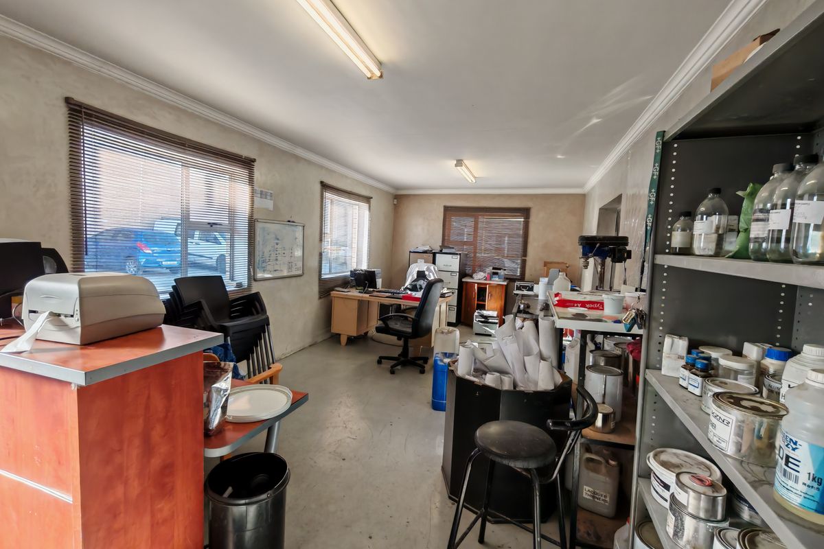 410m2 Warehouse TO LET in the Strand. - Photo 3