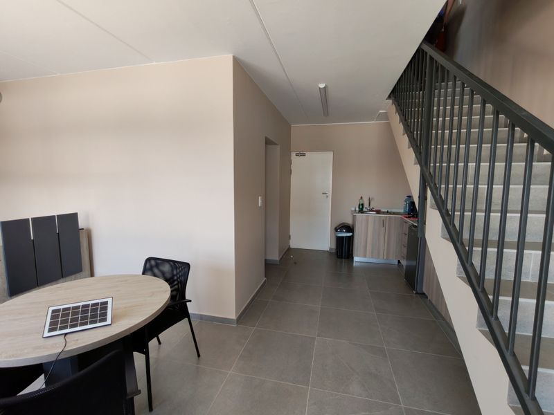 274m2 Warehouse To Let/ For Rent in Firgrove , Somerset West. - Photo 8