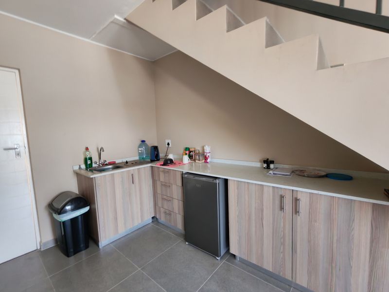 274m2 Warehouse To Let/ For Rent in Firgrove , Somerset West. - Photo 7