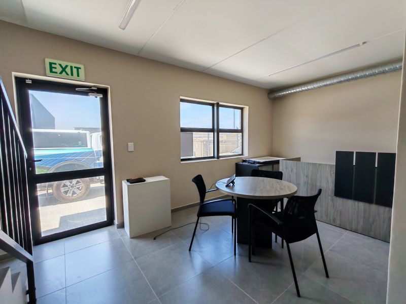 274m2 Warehouse To Let/ For Rent in Firgrove , Somerset West. - Photo 6