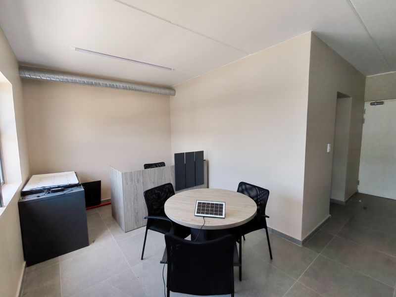 274m2 Warehouse To Let/ For Rent in Firgrove , Somerset West. - Photo 10