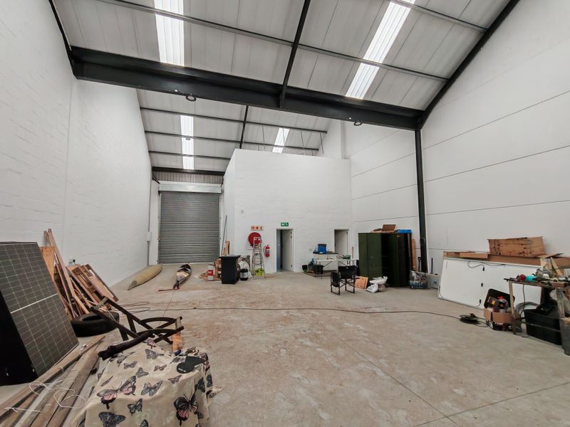 274m2 Warehouse To Let/ For Rent in Firgrove , Somerset West. - Photo 5