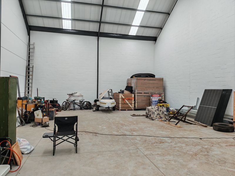 274m2 Warehouse To Let/ For Rent in Firgrove , Somerset West. - Photo 3