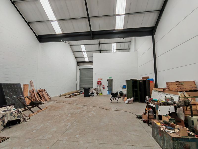274m2 Warehouse To Let/ For Rent in Firgrove , Somerset West. - Photo 2