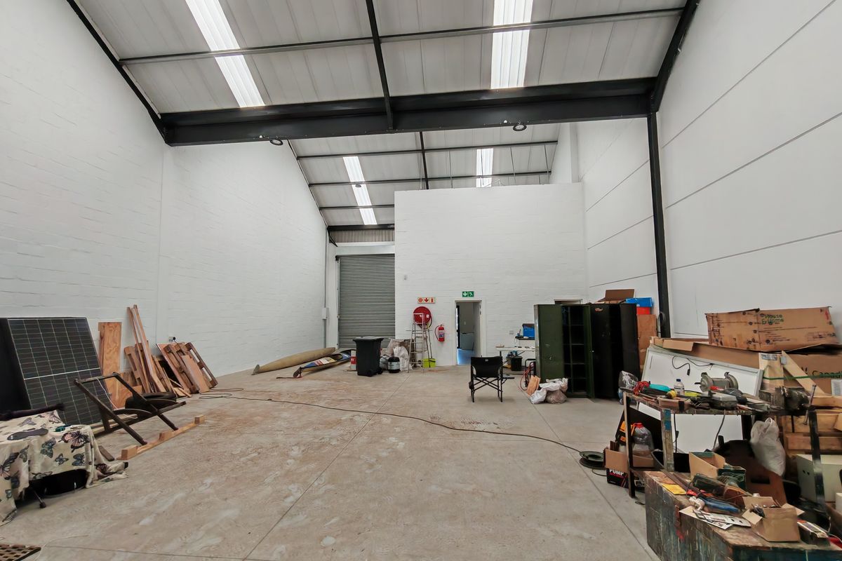 274m2 Warehouse To Let/ For Rent in Firgrove , Somerset West. - Photo 2
