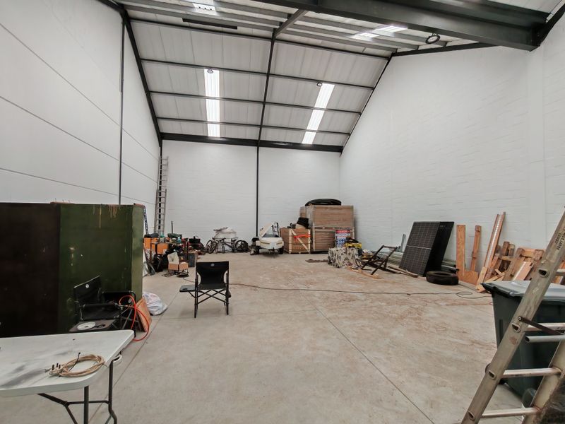 274m2 Warehouse To Let/ For Rent in Firgrove , Somerset West. - Photo 4