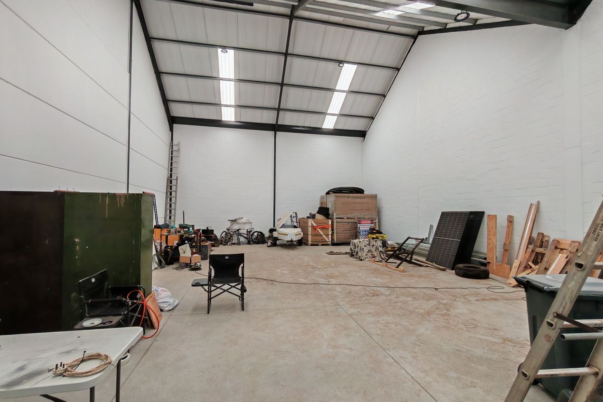 274m2 Warehouse To Let/ For Rent in Firgrove , Somerset West. - Photo 4