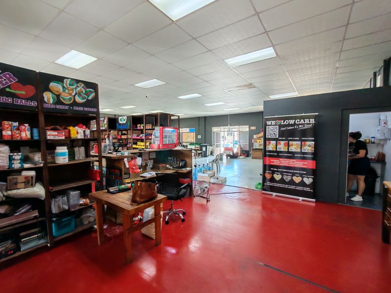 237m2 Showroom / Workshop / Retail Unit To Let in Gants in the Strand - Photo 6