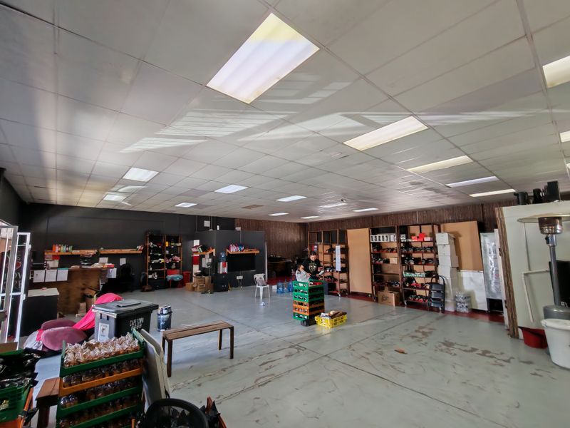 237m2 Showroom / Workshop / Retail Unit To Let in Gants in the Strand - Photo 7