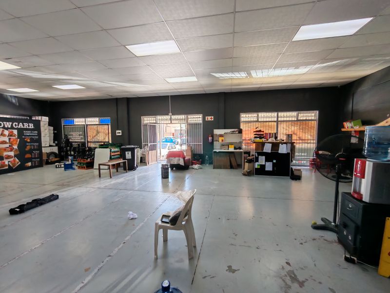 237m2 Showroom / Workshop / Retail Unit To Let in Gants in the Strand - Photo 2