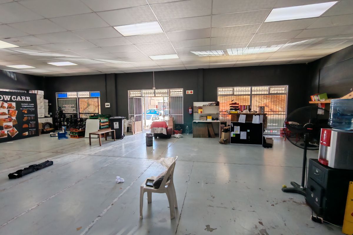 237m2 Showroom / Workshop / Retail Unit To Let in Gants in the Strand - Photo 2