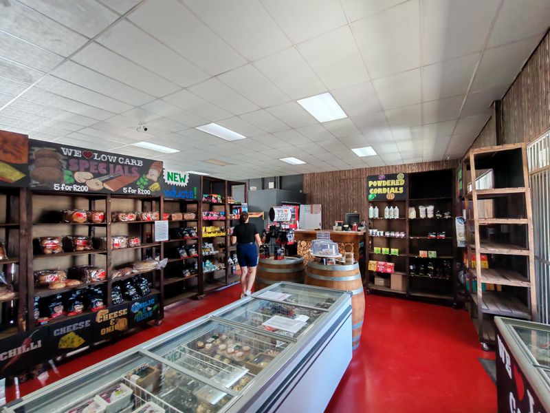 237m2 Showroom / Workshop / Retail Unit To Let in Gants in the Strand - Photo 5