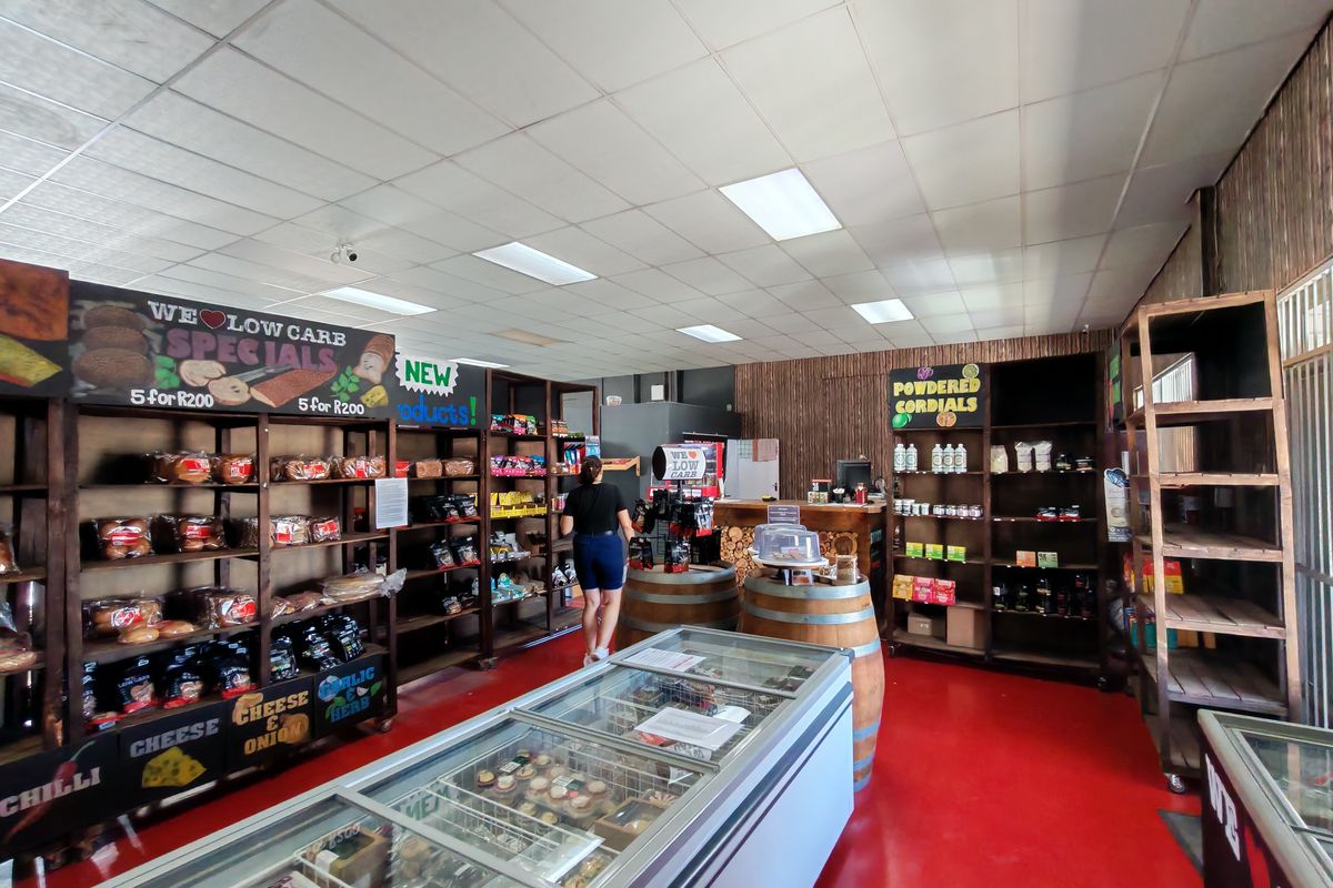 237m2 Showroom / Workshop / Retail Unit To Let in Gants in the Strand - Photo 5