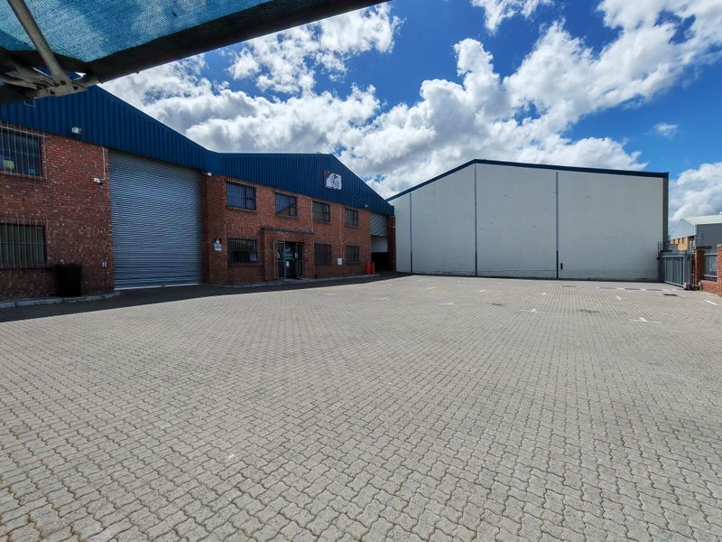1955m2 Warehouse with Yard Space TO LET in Saxenburg Park. - Photo 8