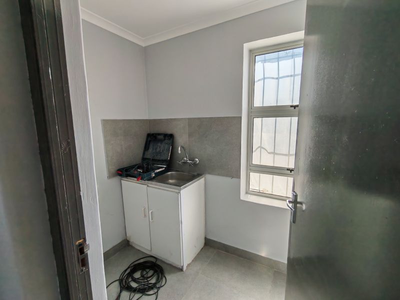 215m2 Warehouse TO LET in Saxenburg Park with a 320m2 Yard - Photo 10