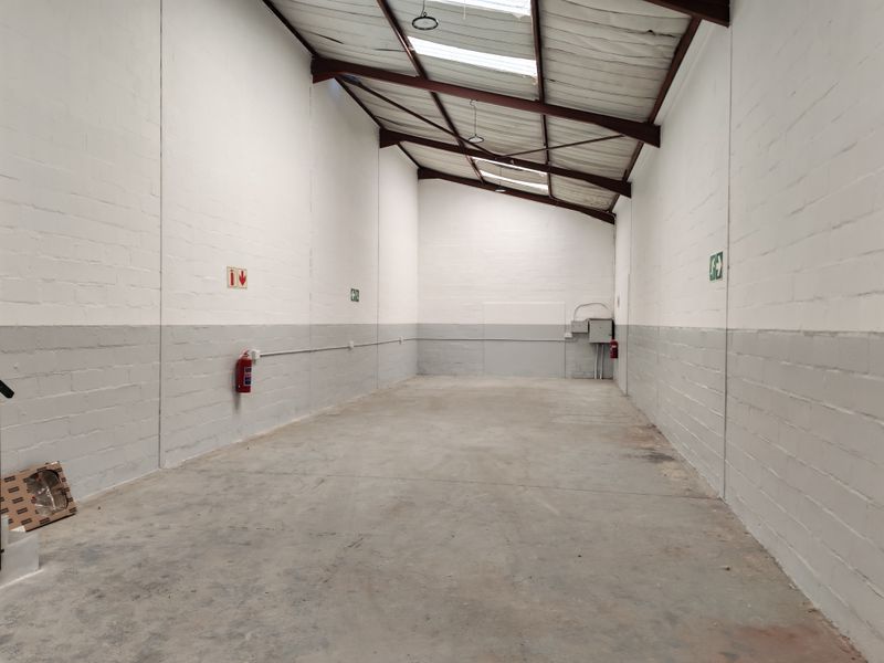 215m2 Warehouse TO LET in Saxenburg Park with a 320m2 Yard - Photo 3