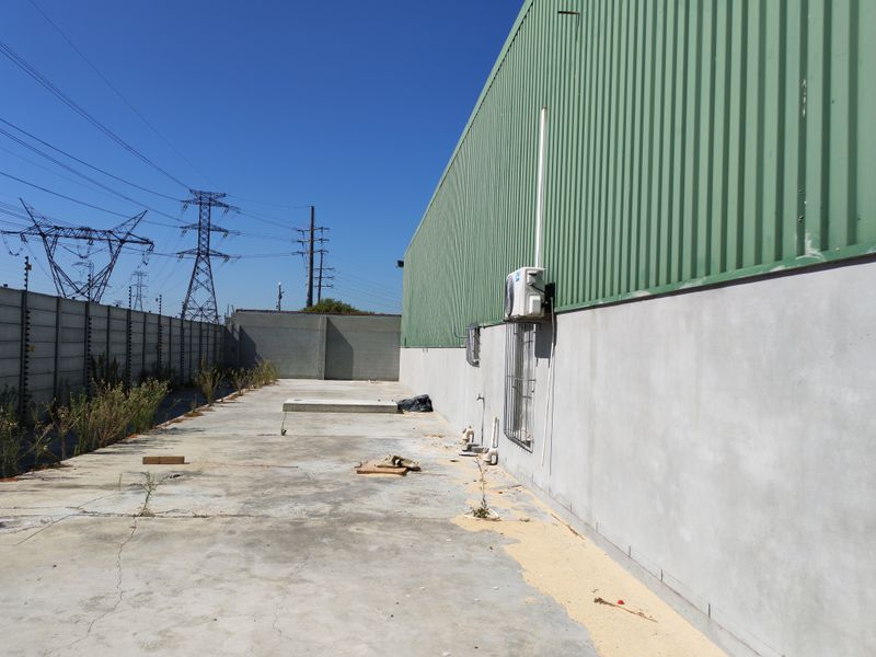 215m2 Warehouse TO LET in Saxenburg Park with a 320m2 Yard - Photo 2