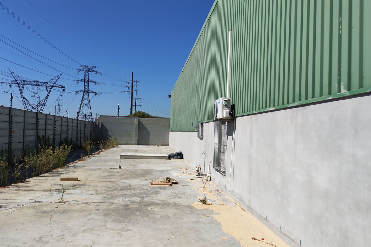 215m2 Warehouse TO LET in Saxenburg Park with a 320m2 Yard - Photo 2