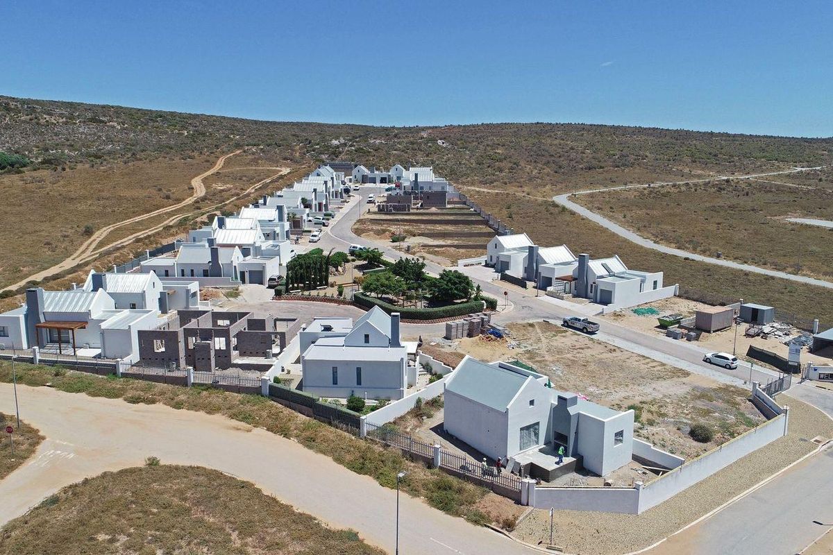 Stylish, Spacious, and Light: Single-Level Living in Welgedaan Estate - Photo 3