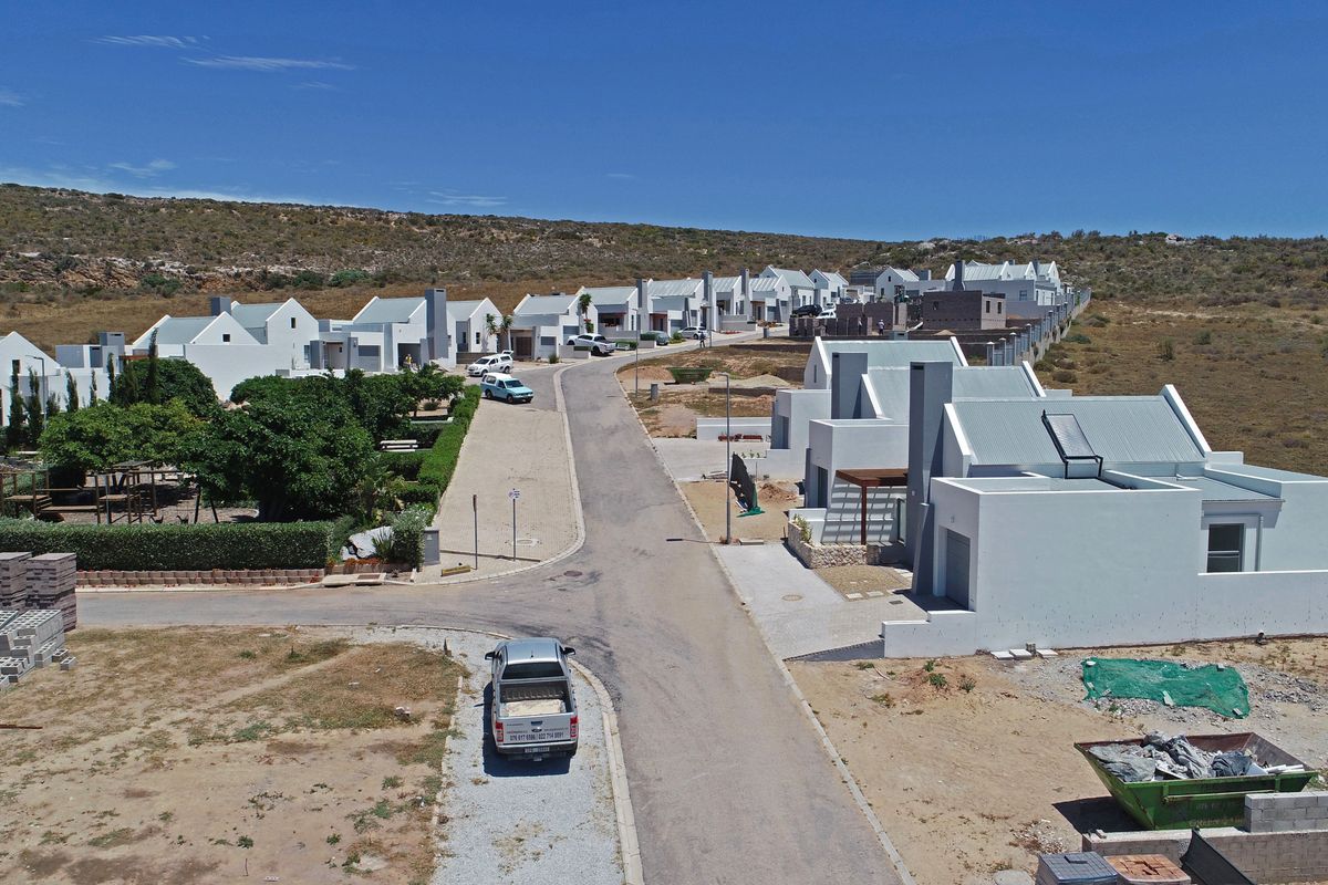 Stylish, Spacious, and Light: Single-Level Living in Welgedaan Estate - Photo 4