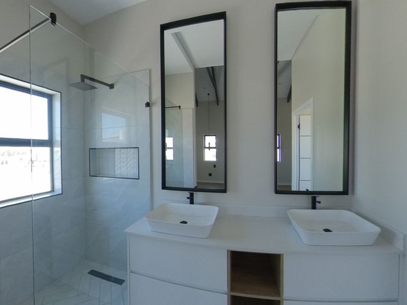 Modern 3-Bedroom Home for Sale in Sandown, Cape Town – Prime Location! - Photo 3