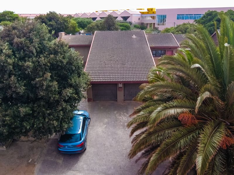 Charming 3-Bedroom Home with Fireplace, Braai Room & Business Potential in Vredenburg - Photo 2