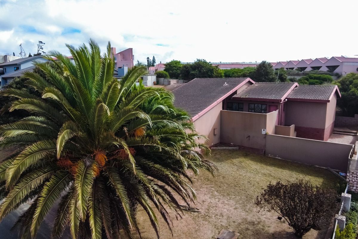 Charming 3-Bedroom Home with Fireplace, Braai Room & Business Potential in Vredenburg - Photo 3