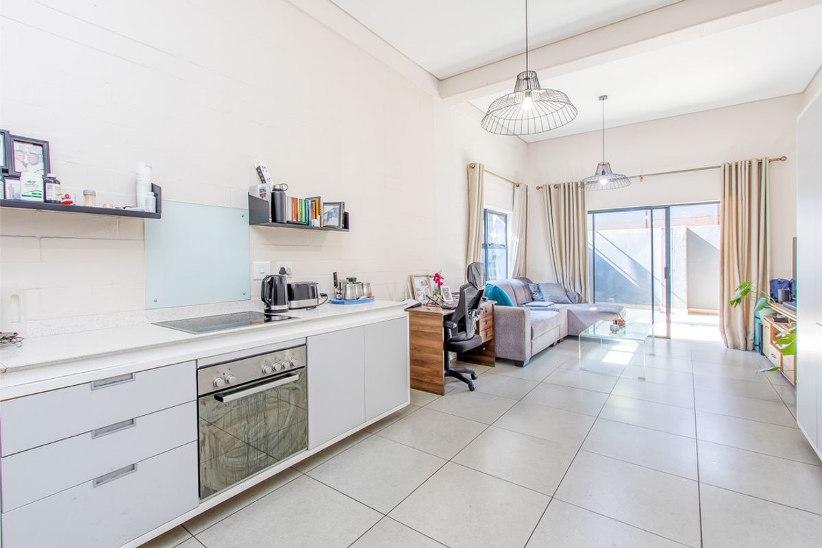 Modern Ground Floor Apartment with Private Patio, Storage & 24hr Security - Photo 4