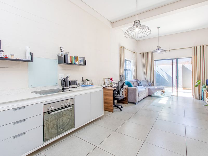 Modern Ground Floor Apartment with Private Patio, Storage & 24hr Security - Photo 4