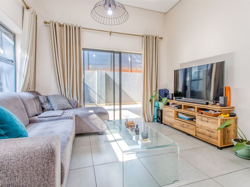 Modern Ground Floor Apartment with Private Patio, Storage & 24hr Security - Photo 9