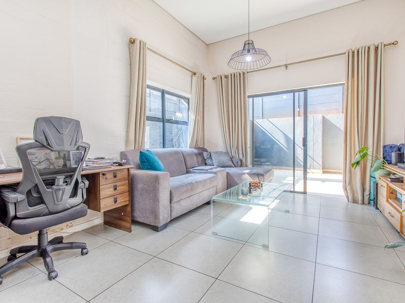 Modern Ground Floor Apartment with Private Patio, Storage & 24hr Security - Photo 8