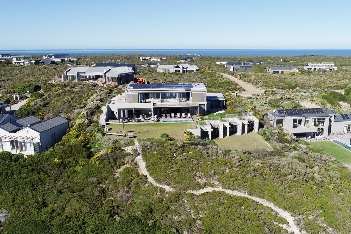 Unparalleled Beachfront Villa Luxury in Gansbaai: Romansbaai Beach & Fynbos Estate - Photo 2