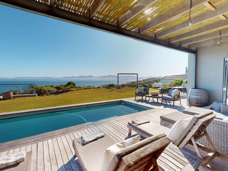 Unparalleled Beachfront Villa Luxury in Gansbaai: Romansbaai Beach & Fynbos Estate - Photo 5