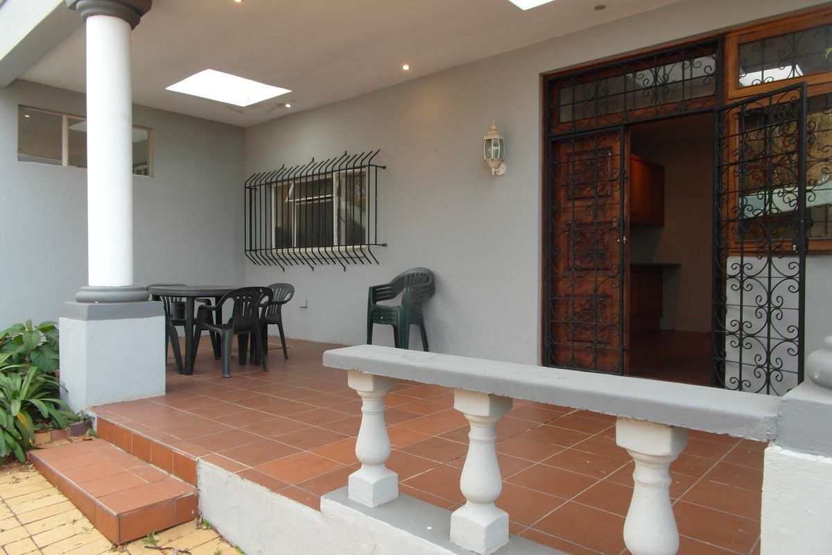 Charming & Secure One-Bedroom Cottage - Photo 3