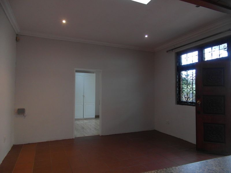 Charming & Secure One-Bedroom Cottage - Photo 8