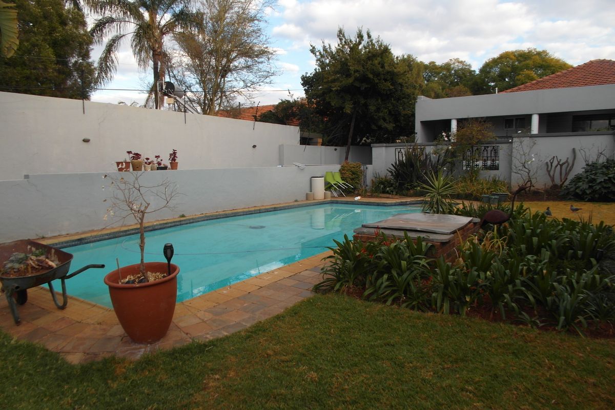 Charming & Secure One-Bedroom Cottage - Photo 2