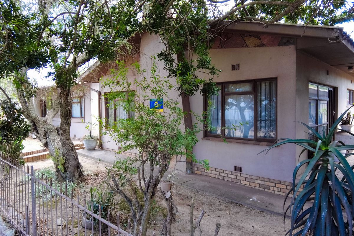 3-Bedroom Home with Dual Potential in the Heart of Vredenburg - Photo 3