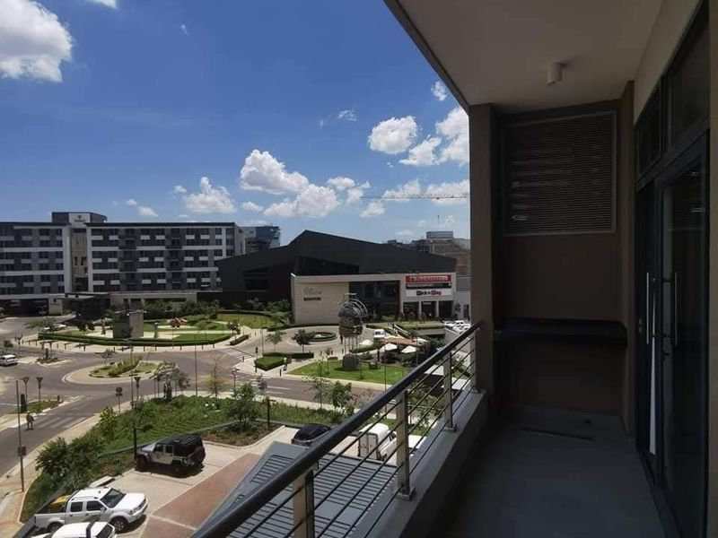 Luxury 1 Bedroom Apartment in Menlyn Maine Residences, Pretoria - Photo 4