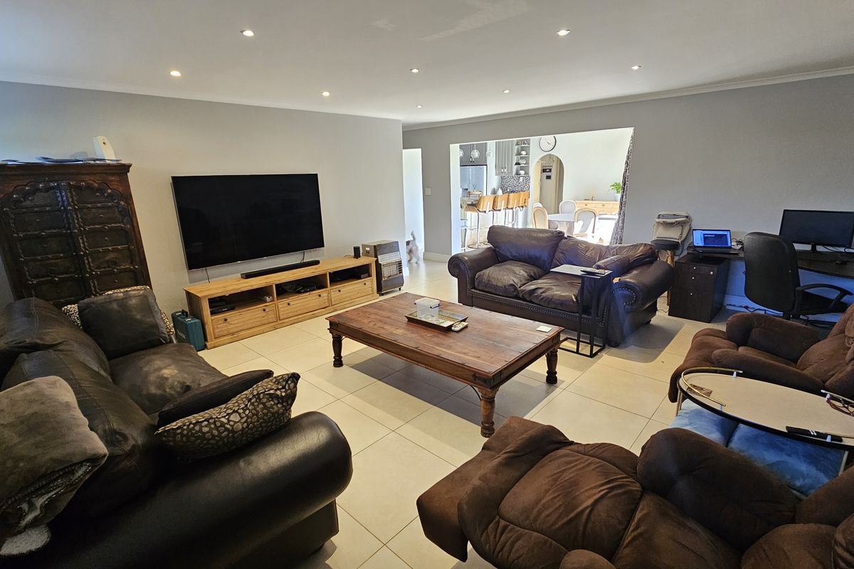 LARGE HOUSE WITH SPACIOUS FLAT - Photo 2