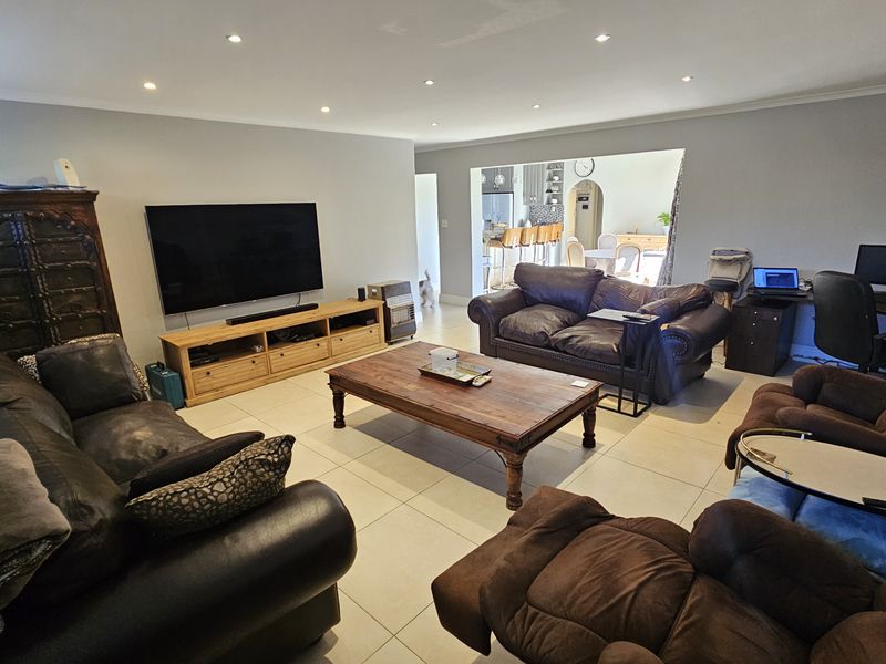 LARGE HOUSE WITH SPACIOUS FLAT - Photo 2