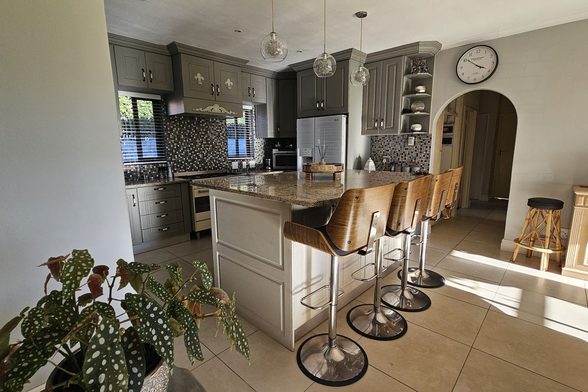 LARGE HOUSE WITH SPACIOUS FLAT - Photo 3