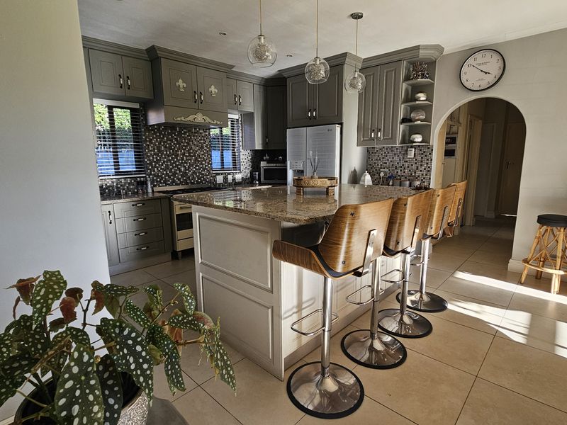 LARGE HOUSE WITH SPACIOUS FLAT - Photo 3